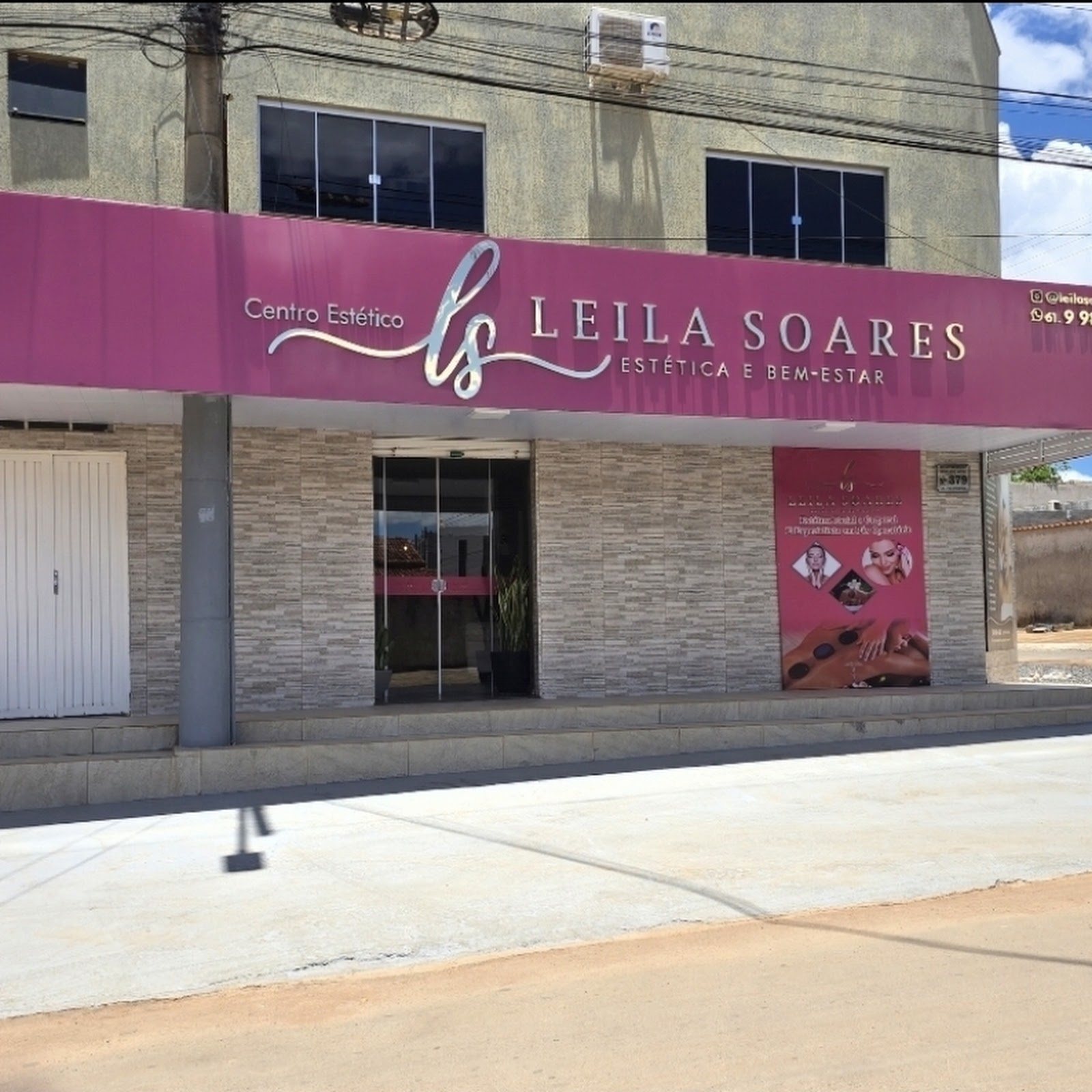 Fachada do Centro Estético Leila Soares com toldo rosa e letreiro na avenida